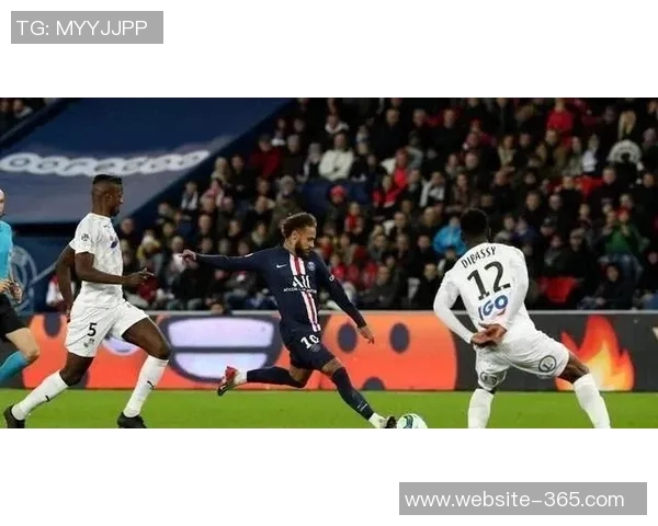 摩纳哥中场意外飞踹塔利亚菲科脖子引发场上混乱瞬间